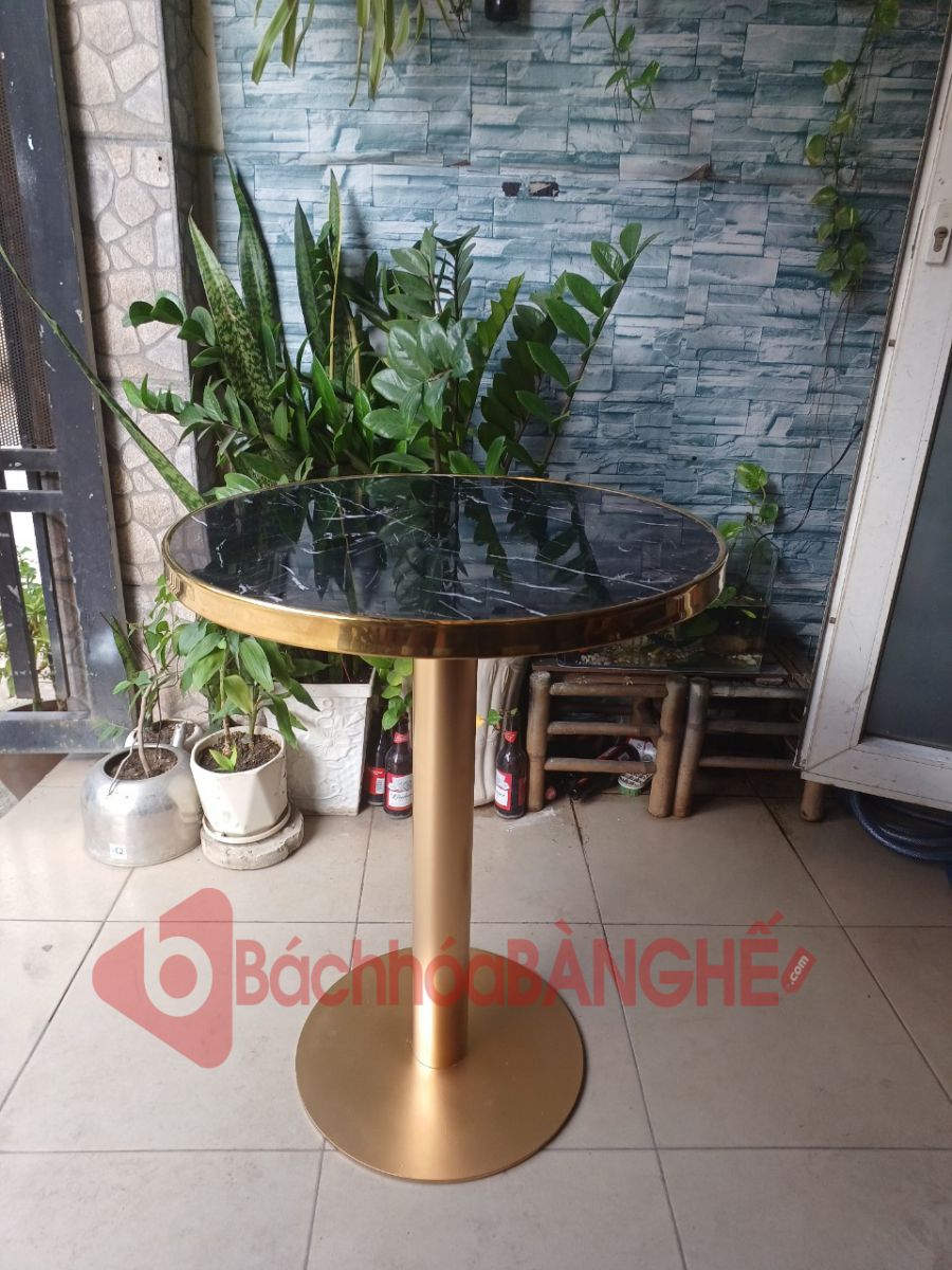 Bàn tròn cafe decor mặt mica viền mạ vàng chân trụ sơn màu đồng