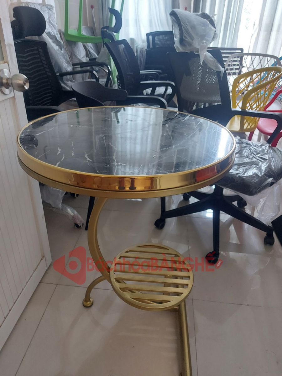 Bàn tròn decor mica chân C sơn màu đồng